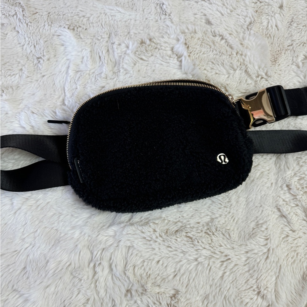 Lululemon sherpa belt bag